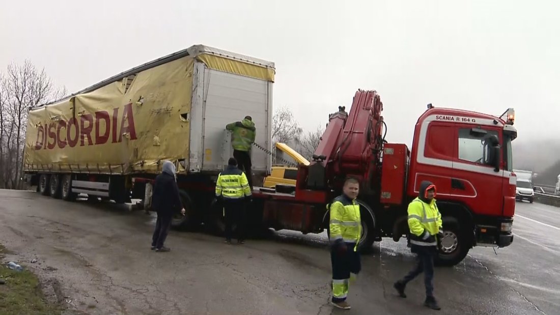 преобърнат тир затрудни движението хемус