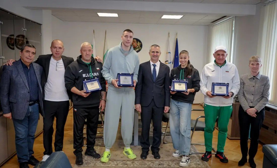 ММС награди Божидар Саръбоюков и Александра Начева с премии за успехите им на световното първенство по лека атлетика в зала
