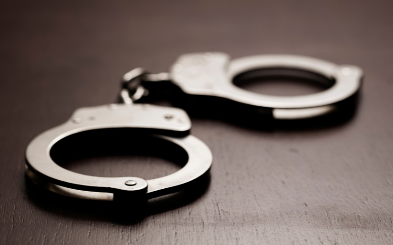 годишен американски гражданин издирван палеж склад боеприпаси чехия задържан нас