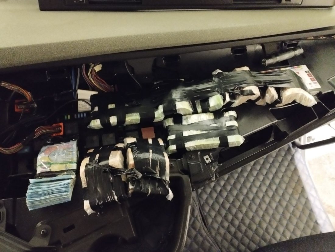 митничари откриха 100 000 евро скрити арматурно табло камион