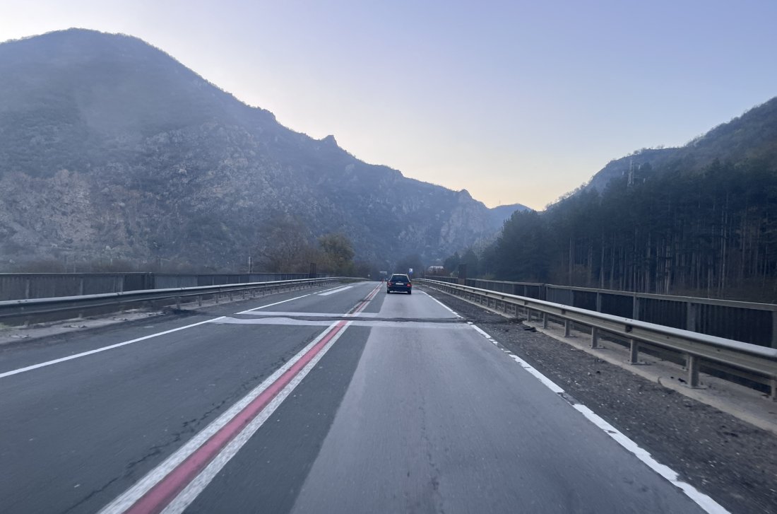 ремонт затваря едното платно главния път крупник