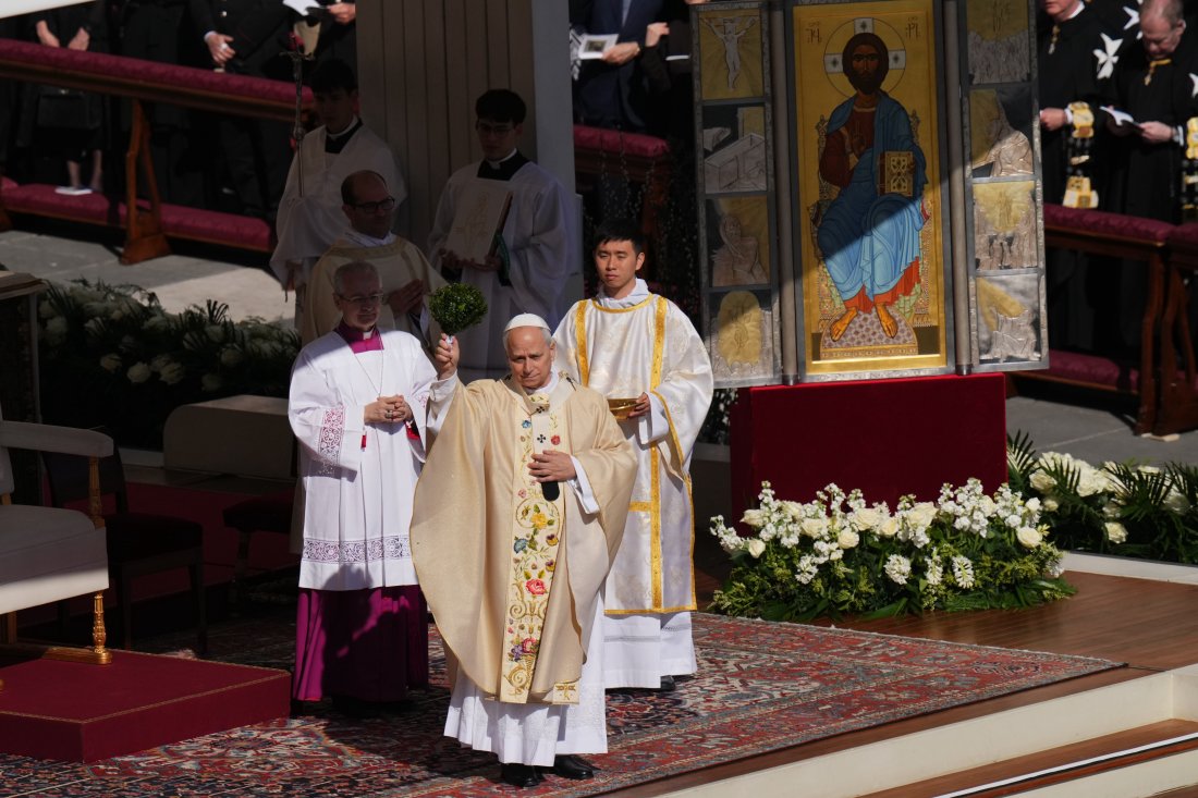 папа лъв xiv отправя великденската литургия благословия bdquoурби орбиldquo