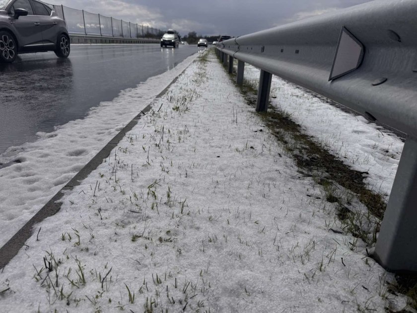 силна градушка превърна пътя поморие капан ndash пет коли катастрофираха снимки