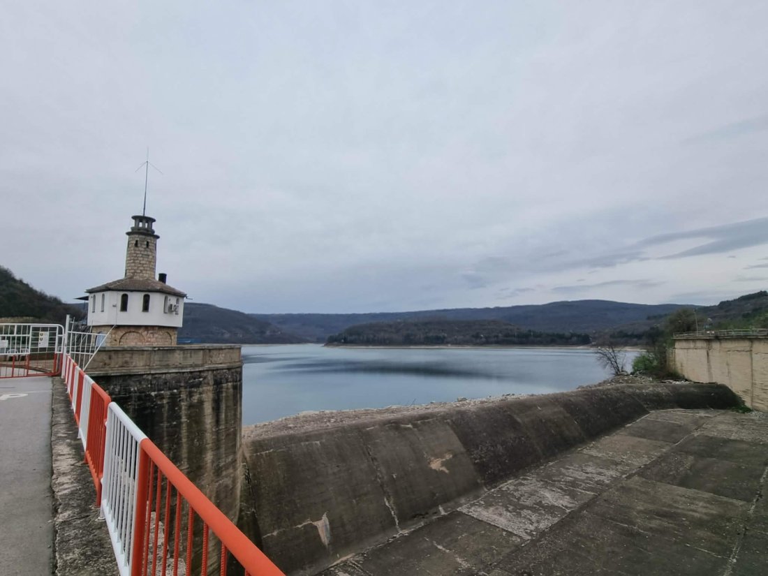 Язовир &bdquo;Александър Стамболийски&ldquo; прелива, но няма наводнени домове и ниви