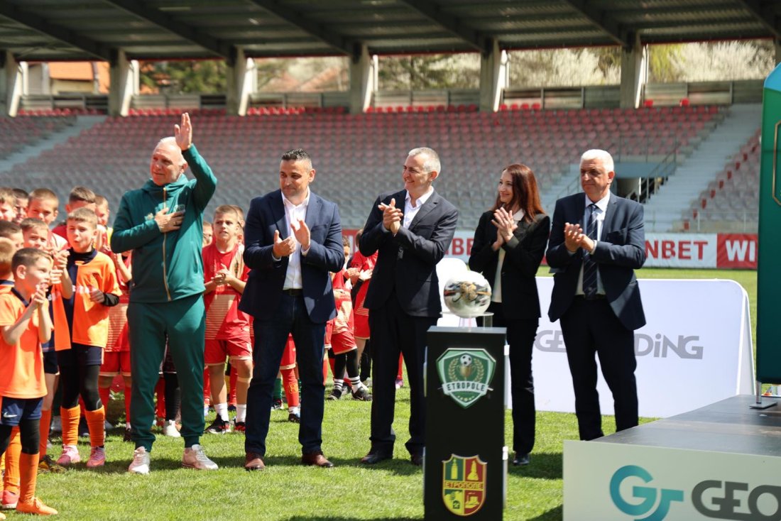 Димитър Илиев и Христо Стоичков наградиха призьорите в детски футболен турнир в Етрополе