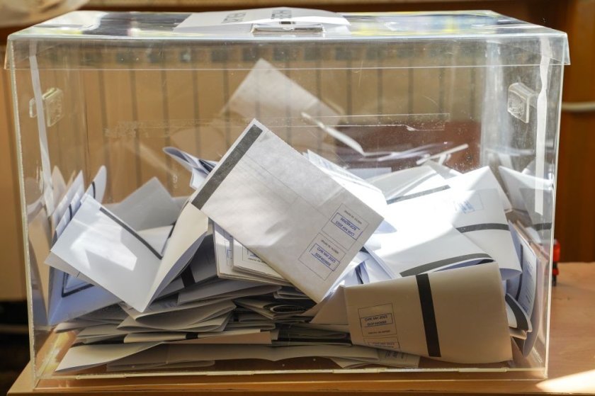 Демонстрация на системата за компютърна обработка на данните от гласуването на вота на 19 април правят днес