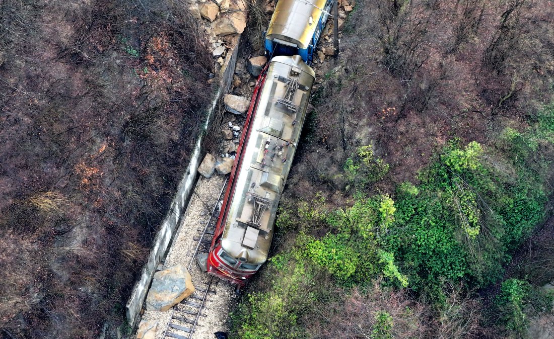 трима души пострадаха инцидент влак трявна царева ливада