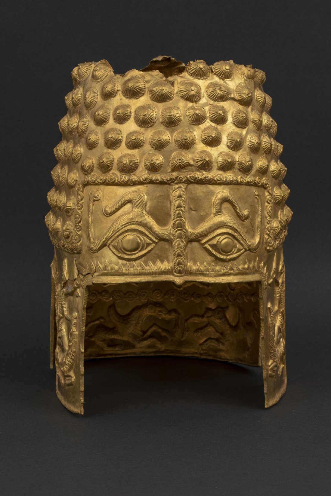 Шлем румънско златно съкровище