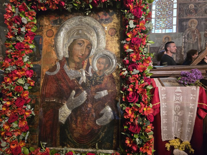 започна отбелязването празника чудотворната икона bdquoсвета богородица ndash вратарницаldquo роженския манастир