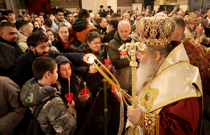 Хиляди вярващи посрещнаха Възкресението в храмовете във Варна
