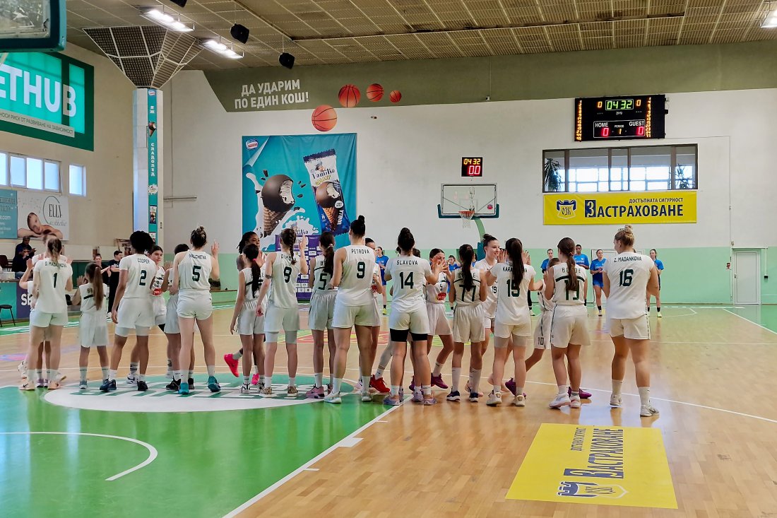 Берое с безпроблемна първа крачка към бронза в женската А група