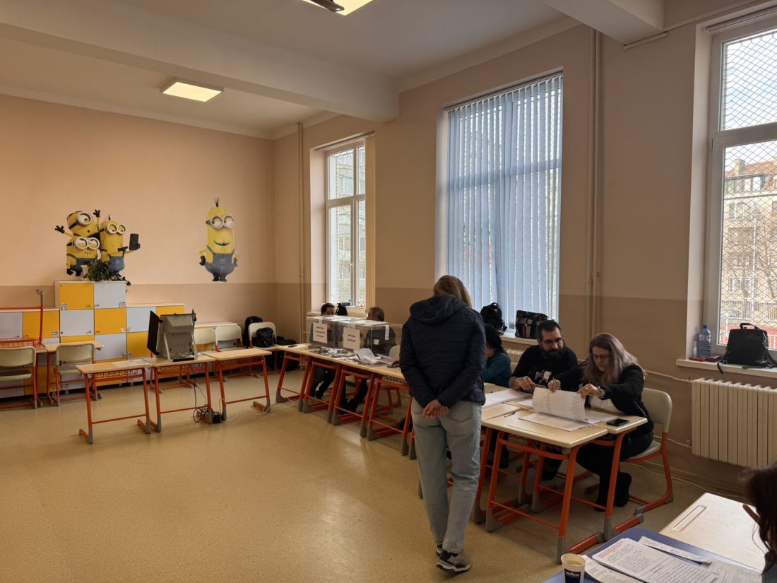 РИК - Бургас освободи двама членове на СИК заради напускане на изборните помещения