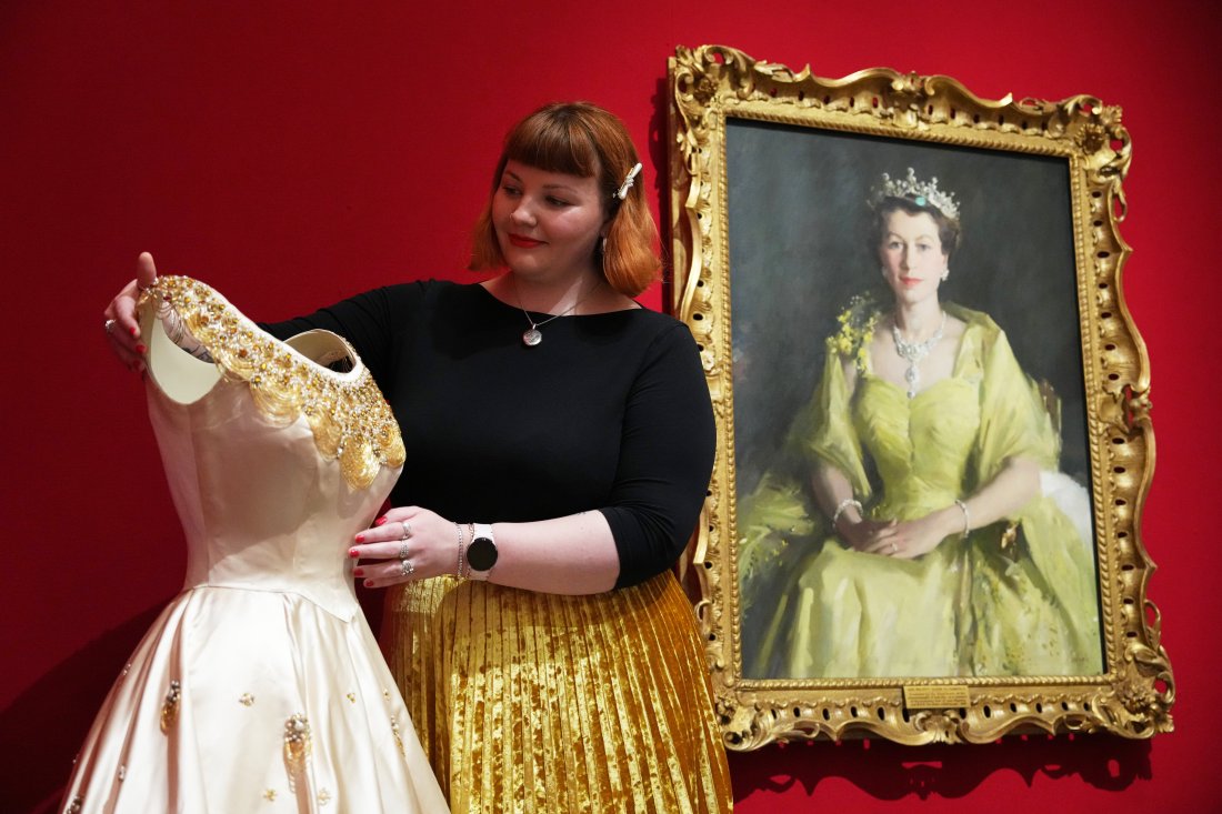 британският историк анна кeй избрана официален биограф кралица елизабет втора