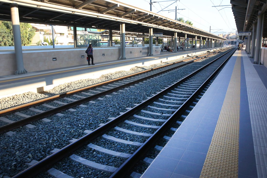 дърво падна движещ влак гърция машинистът ранен