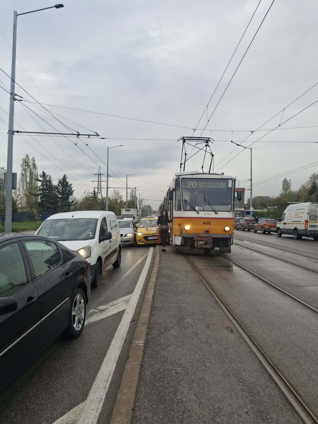 катастрофа затруднява движението кола трамвай софия