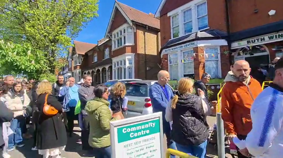 Чакане до 2 часа пред българската секция в Северен Лондон