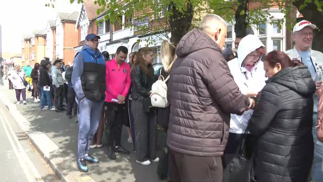 Опашки и дълго чакане за сънародниците ни във Великобритания