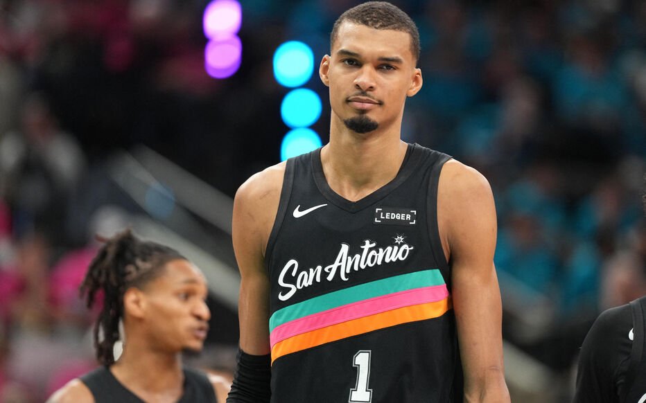 виктор уембаняма единодушно избран защитник годината нба първи път