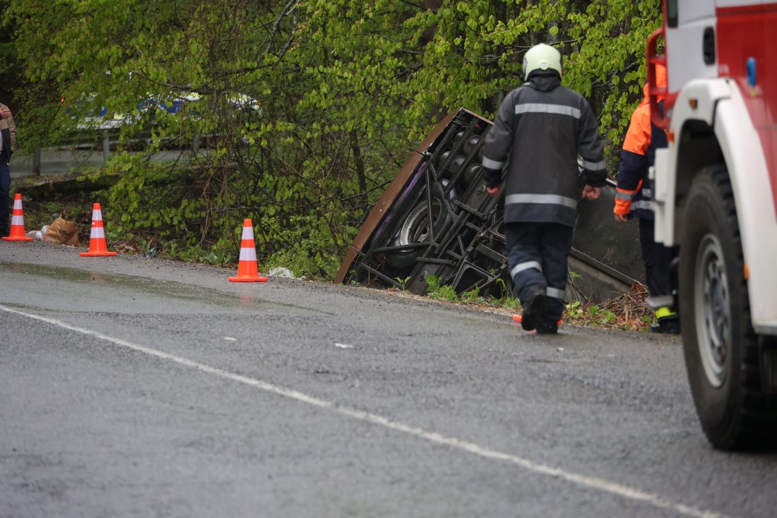 затвориха пътя пункт търново заради изтеглянето катастрофиралия автобус