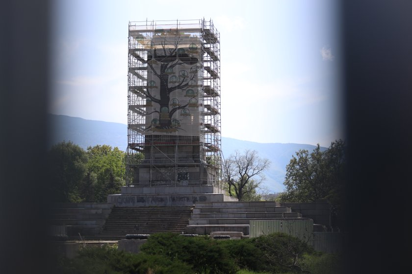 скелето около паметника съветската армия демонтирано