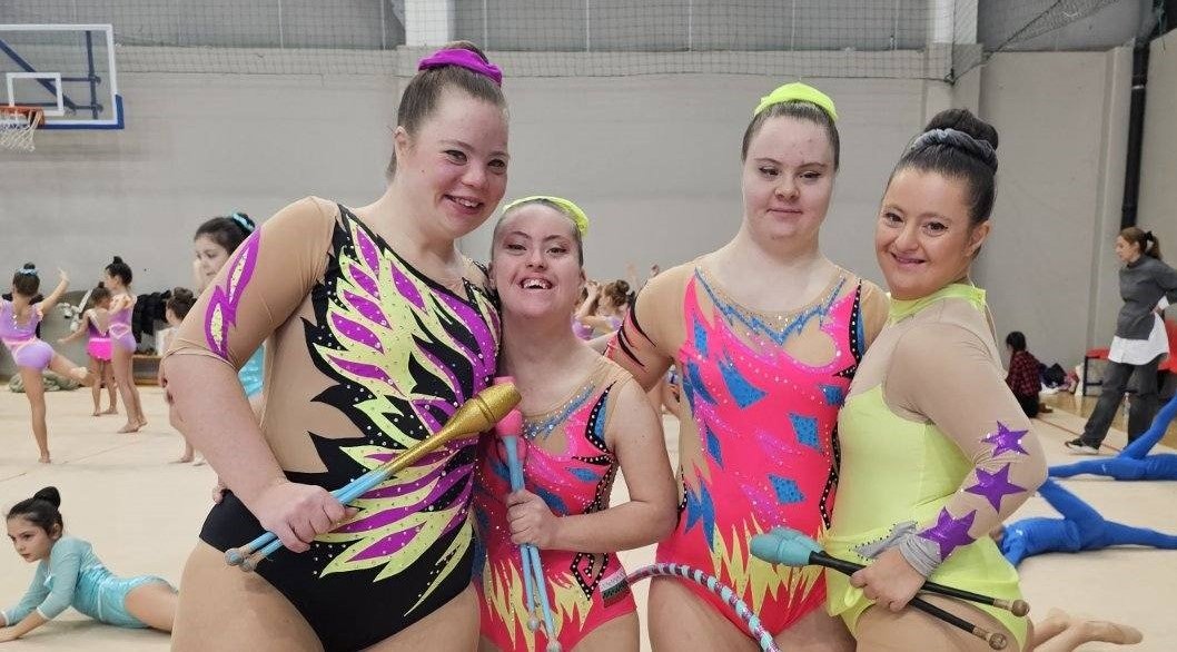 гимнастичките синдром даун излизат международния килим