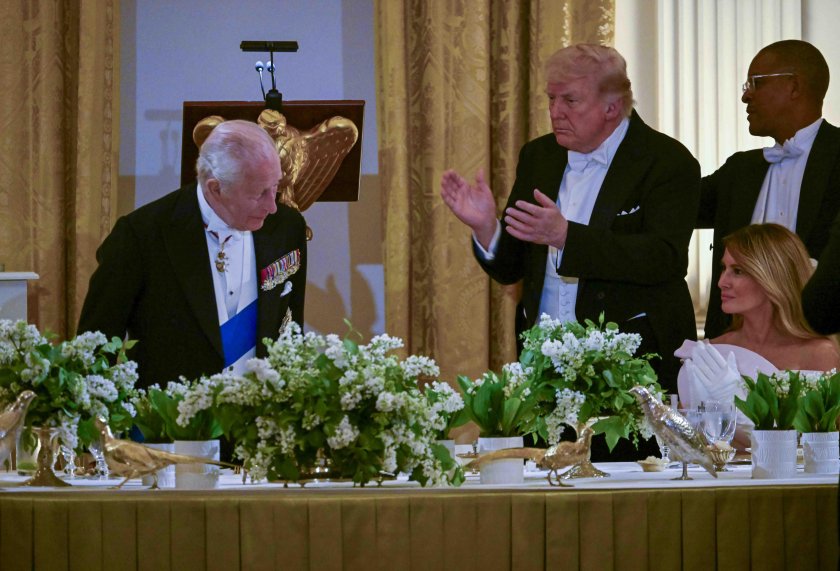 Равиоли с билки и мед и геополитика: Чарлз III балансира между хумор и твърди послания (СНИМКИ)