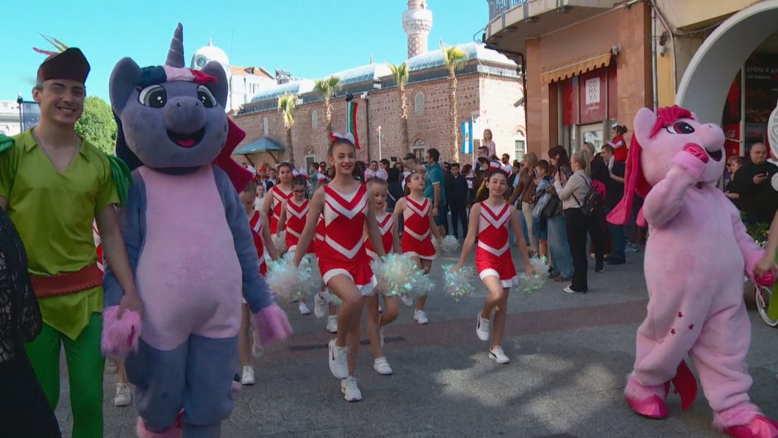 Карнавално шествие: Любими герои от детските книги се разходиха в Пловдив