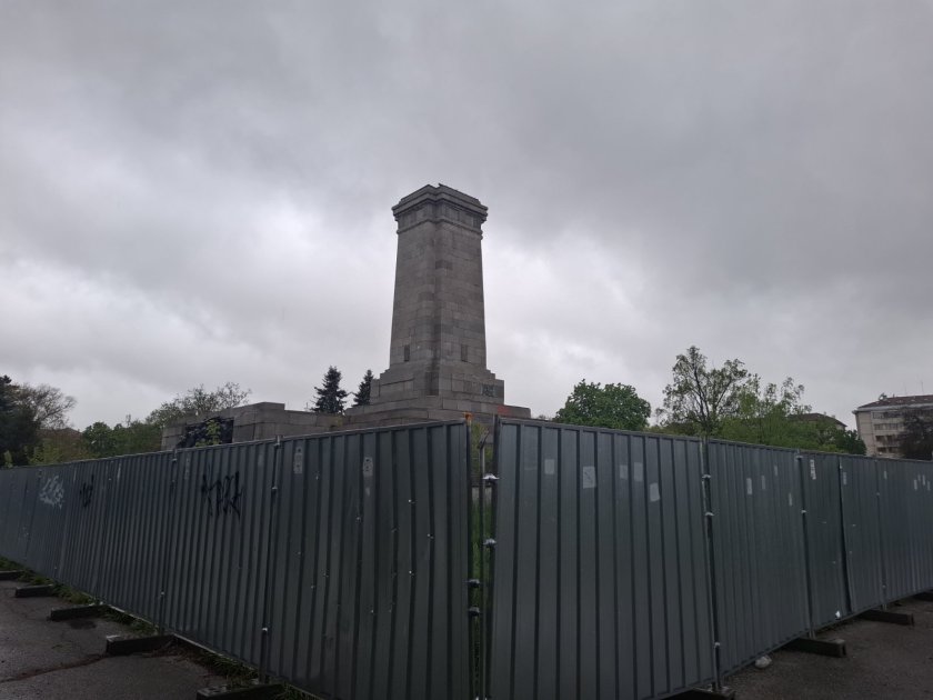 премахнаха скелето около паметника съветската армия демонтират огради