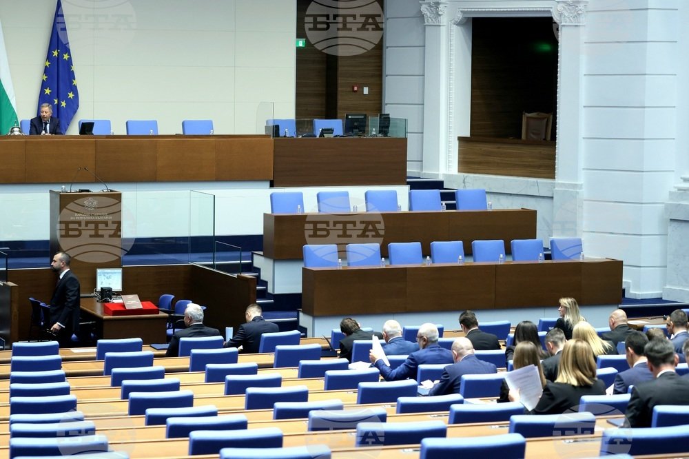 Как новите депутати разделиха местата в пленарната зала?