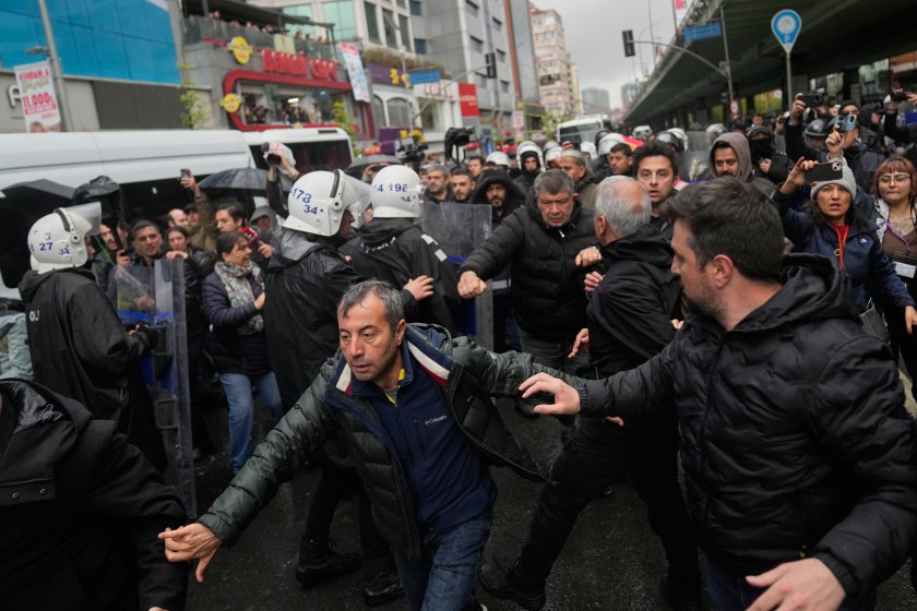 Протести и арести в Турция по време на шествия за 1 май (СНИМКИ и ВИДЕО)