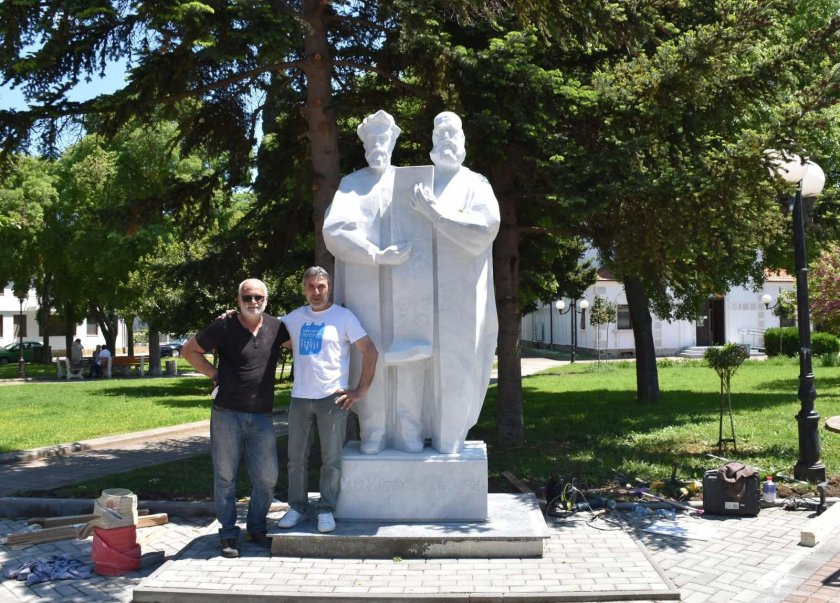 3-метров паметник на светите братя Кирил и Методий издигнаха в Поморие