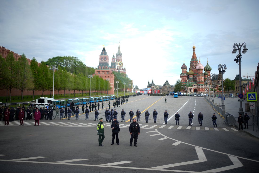 тридневно примирие русия украйна деня победата москва провежда съкратен военен парад