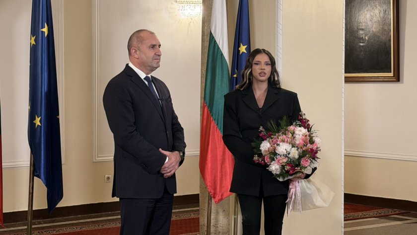 Премиерът Румен Радев посреща в Министерския съвет с певицата .Румен