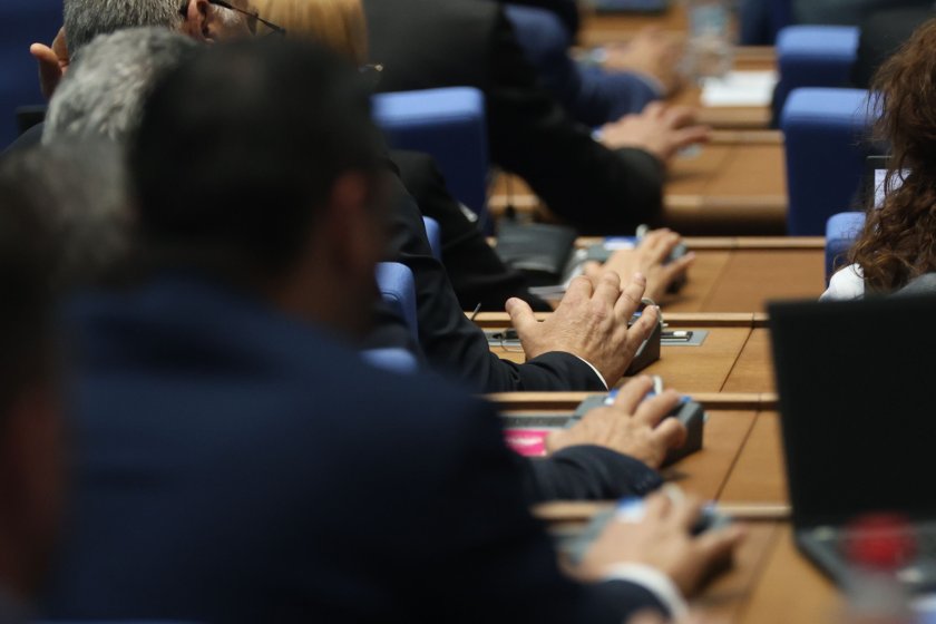 парламентът прие закона създаване нова комисия противодействие корупцията