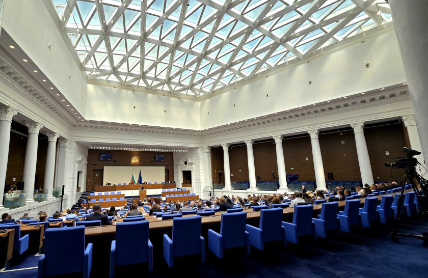 НА ЖИВО: Парламентът събра кворум от 173 народни представители и започна работа