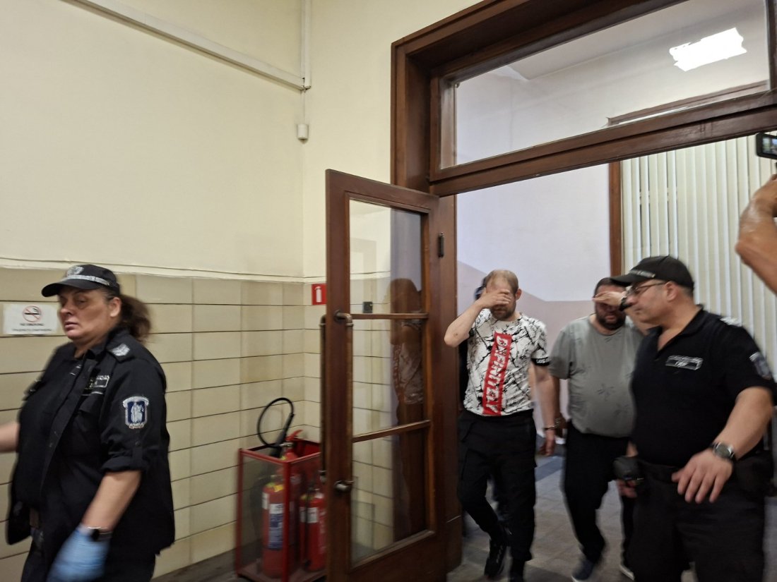 Оставиха в ареста помагачи за трафик на марихуана за над 250 000 евро