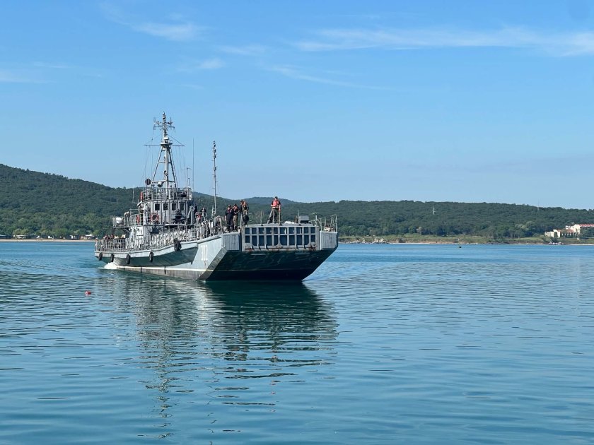 Военни моряци спасиха двама бедстващи в Черно море край нос Атия