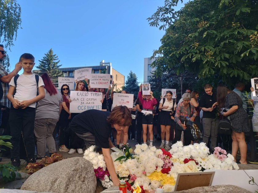 Бдение в памет на загиналото момиче в Благоевград (СНИМКИ и ВИДЕО)