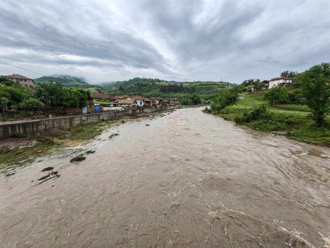 Къщи и дворове са залети в котленското село Тича, под вода остана и част от пътя Котел &ndash; Омуртаг (СНИМКИ)