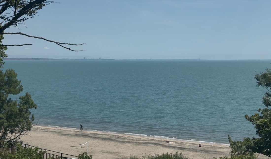 Разследват смъртта на моряк, открит в морето до пристанището в Бургас