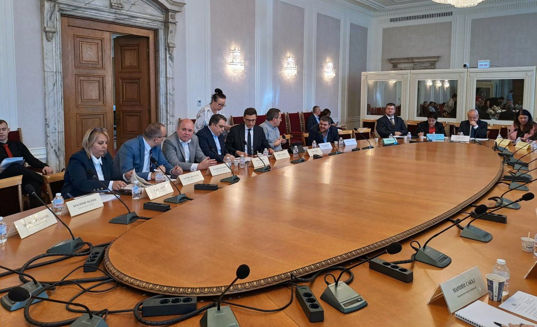 Бюджетната комисия прие на първо четене тегленето на нов държавен дълг от 3,8 млрд. евро