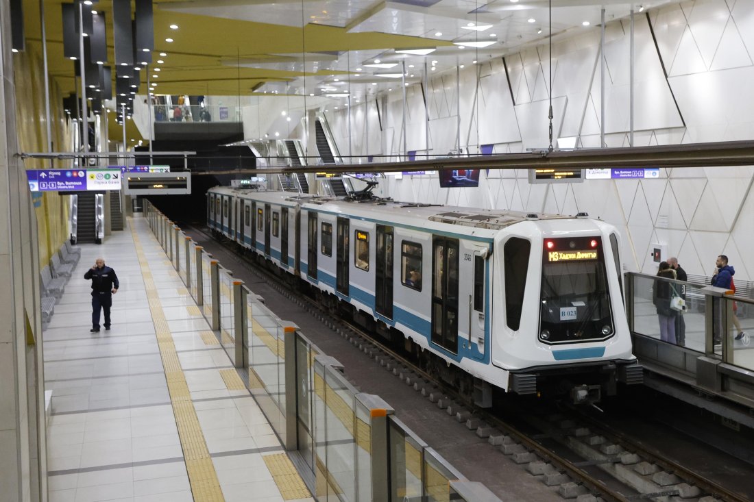 предсрочно възстановяват движението метрото станциите театрална хаджи димитър