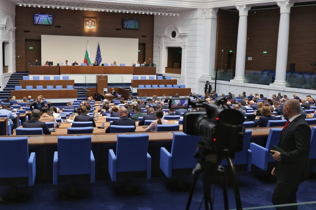 Депутатите замразиха заплатите си без дебати