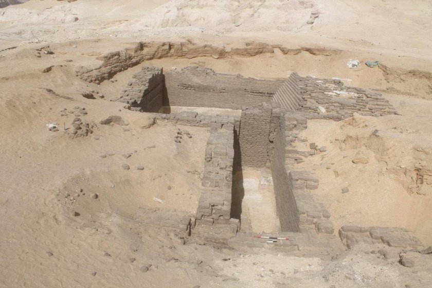 откриха гробници 5000 египет предшественици пирамидите