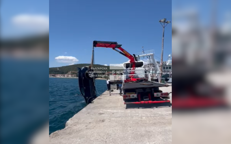 На косъм от трагедия: Български автомобил падна в морето на пристанище край Кавала (ВИДЕО)