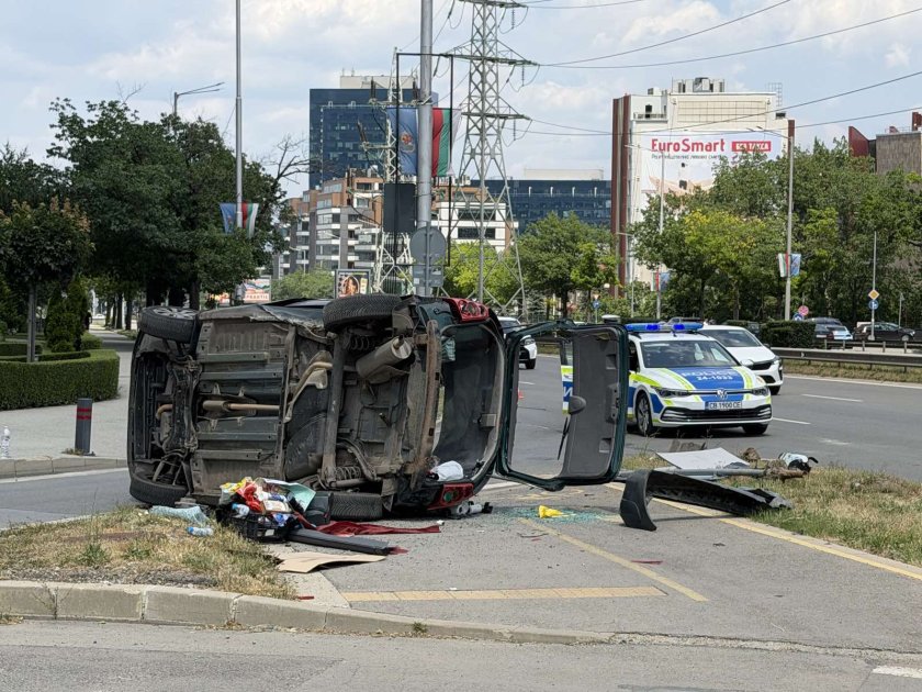 Катастрофа в София: Два автомобила се сблъскаха на бул. "България"