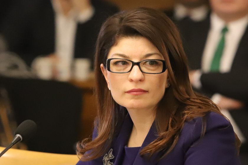 Десислава Атанасова отрече твърденията за полет с Пеевски