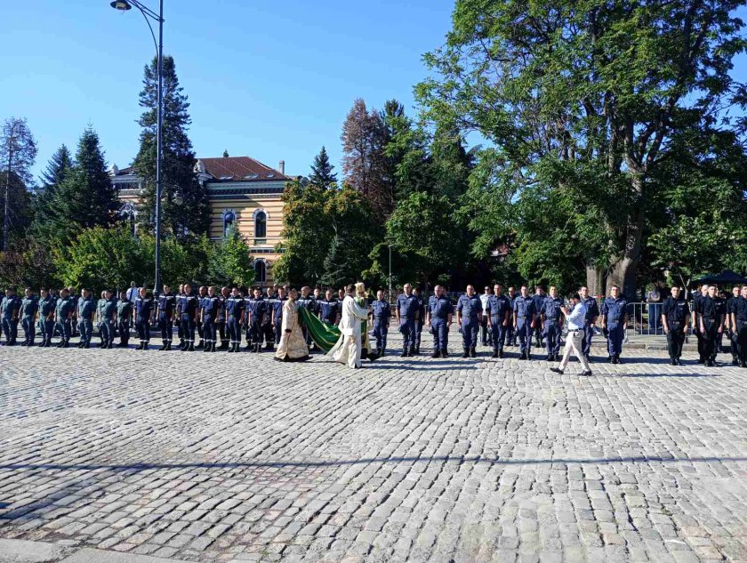 МВР празнува с водосвет и венци пред паметника на Незнайния воин