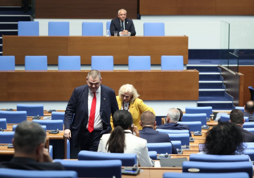 Втори ден темата с е на фокус в парламента. В