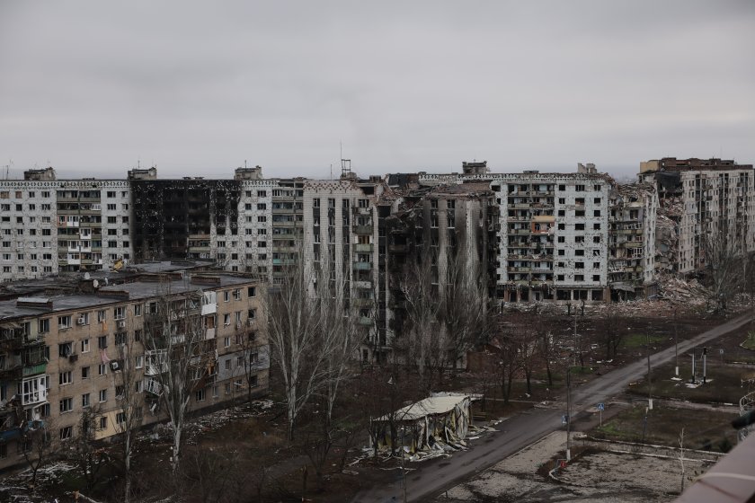 Най-малко четирима души загинаха, близо 30 са ранени, сред тях